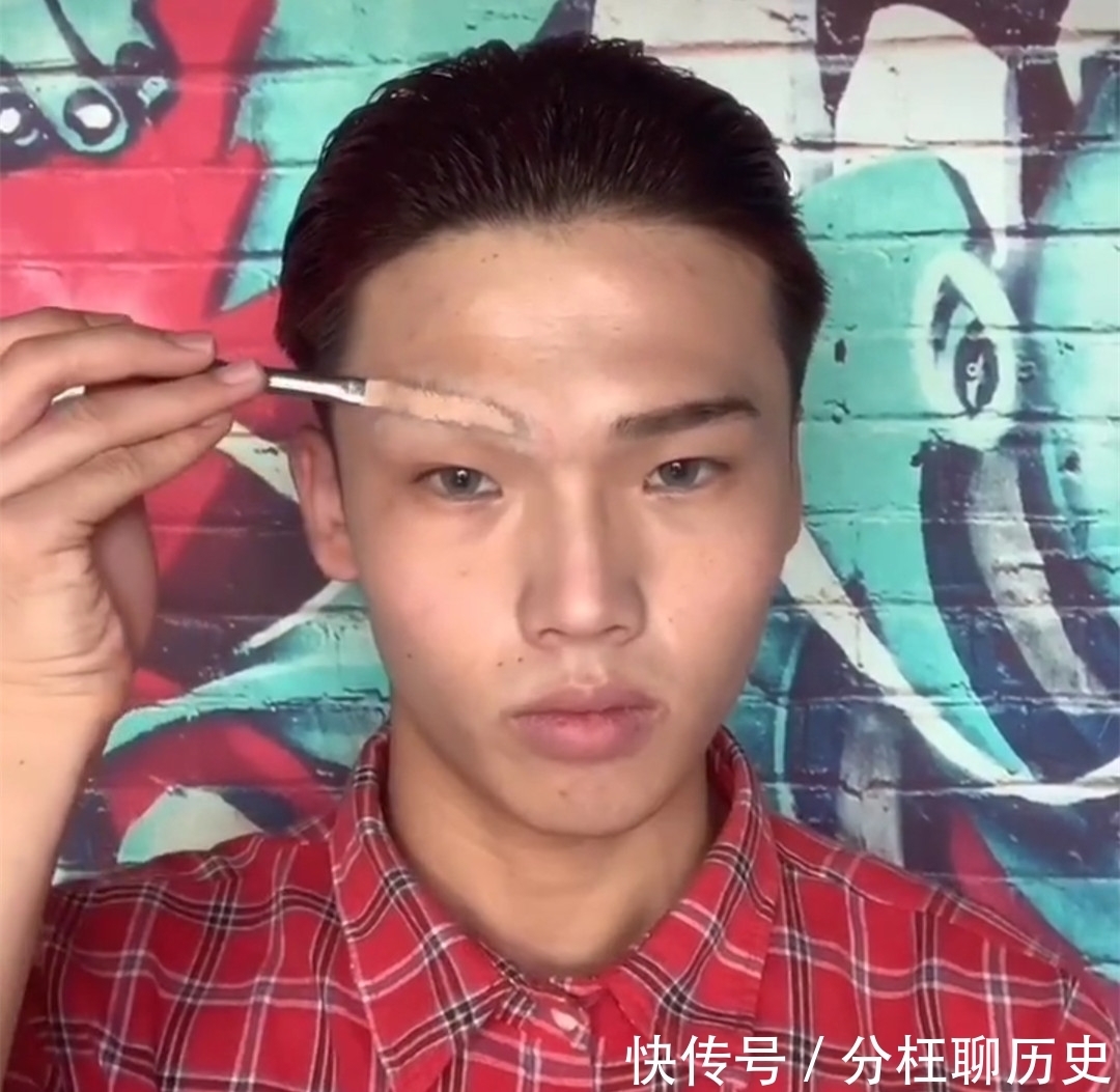 美妆博主有多厉害?小哥仿妆“小丑”,看到成品:墙都不服就服你