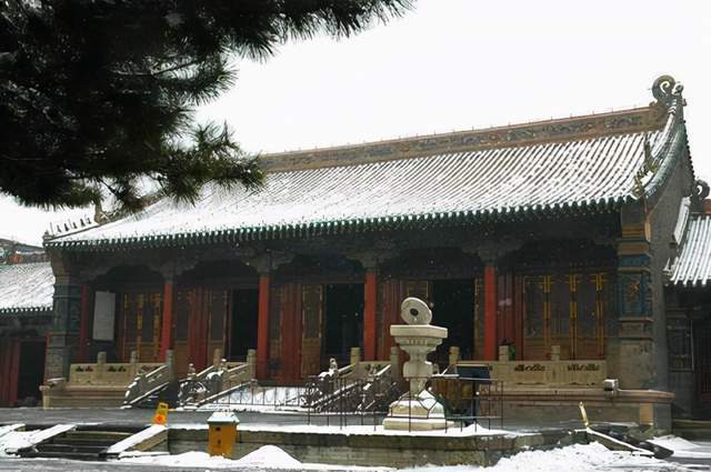 檐脊!沈阳故宫崇政殿的檐脊上,脊兽中多了马和羊,专家说:是这个原因