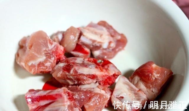 焯水|炖排骨时,有人焯水有人浸泡,方法错了,排骨肉质柴,不香也不鲜