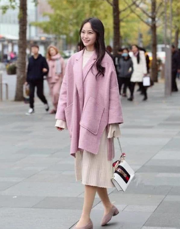 街拍:时尚的酒红色瑜伽裤,小美女穿起来清爽又减龄,清爽大方