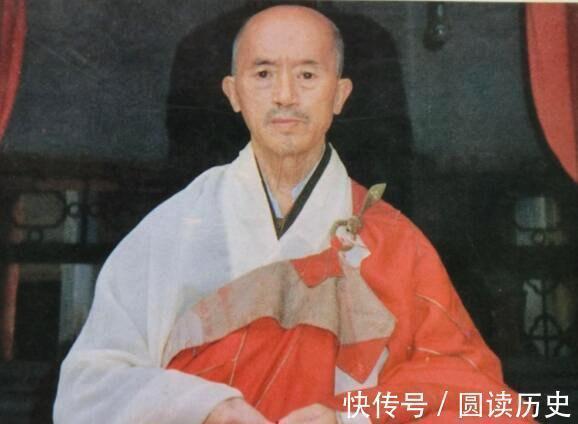 武僧们|少林寺的“海灯法师”,77岁二指禅倒立成名,圆寂后徒弟道出真相