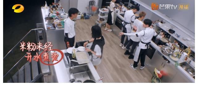 赵丽颖|《中餐厅5》槽点有多少?米线没煮熟就上桌,赵丽颖来后气氛尴尬