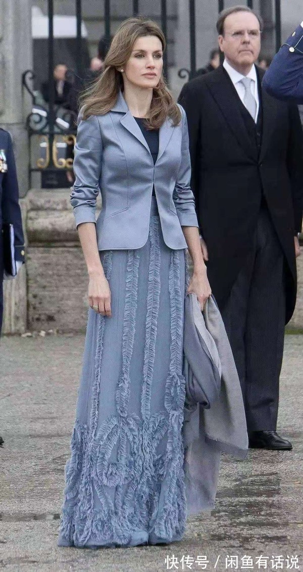 西班牙|初秋怎么穿才美？50+女人学西班牙王后这样搭半裙，优雅还显气质