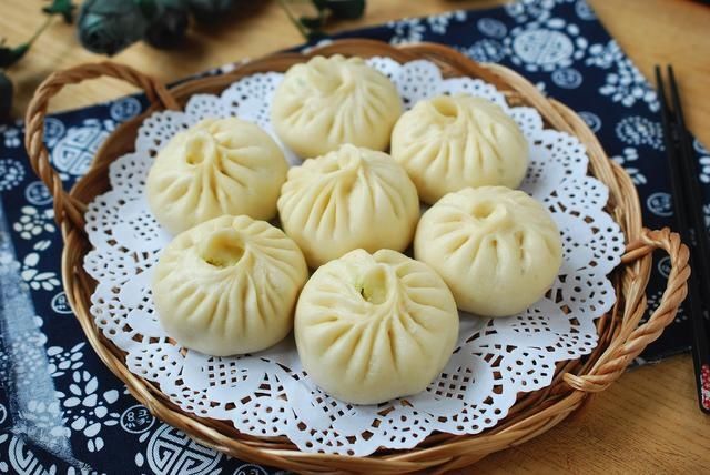 用白菜做馅儿，放盐杀就错了！跟我这样做，不用挤水不出汤，鲜美