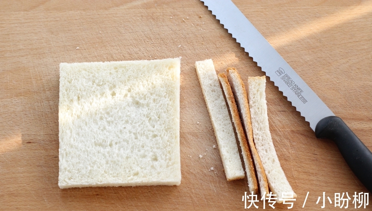 辛墨墨|剩吐司别丢掉，做成快手营养早餐，五分钟就上桌，咬一口还爆浆！