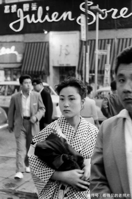 东京Julien Sorel咖啡馆前的和服妹子。