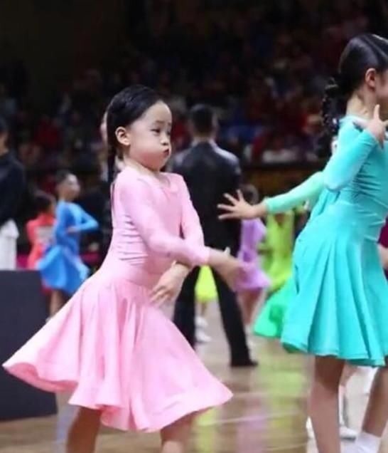 拉丁舞|最“凶”萌宝跳拉丁舞走红,表情管理已失控,网友:奶凶奶凶的