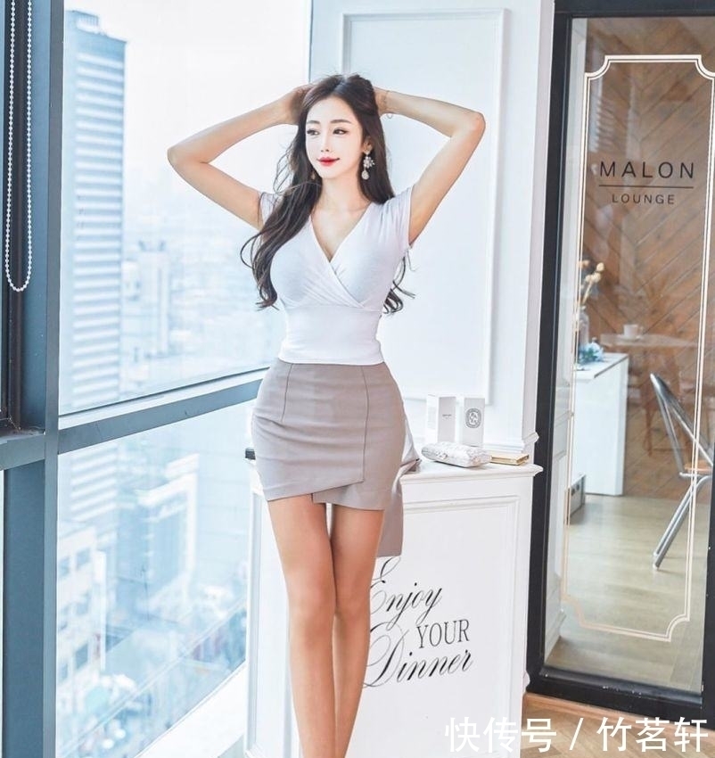 心动女生系列32经典职业装时尚优雅,浅色系的搭配,尽显成熟干练