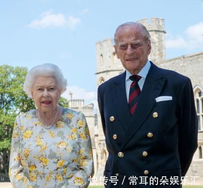 伍德农场|英女王酷爱开车真健朗!裹红牡丹衬衫雍容大气,绛紫色口红显严肃