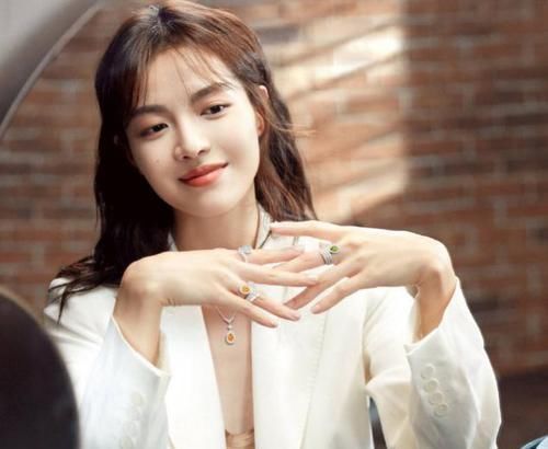 特点|生活中有以下3个特点的人,很不适合披头发,五官精致也会显老气