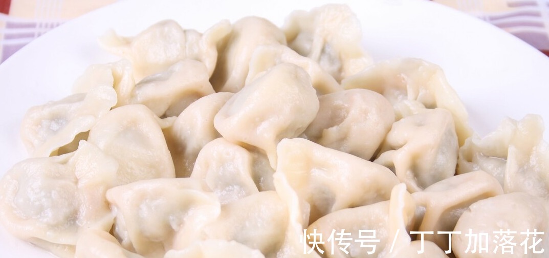 煮饺子,不要开锅就直接丢进去,牢记3点,饺子不破皮不粘还好吃!