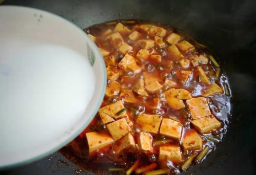 天天|豆腐这样做真香,天天吃都不腻,做法简单又下饭,比麻婆豆腐香