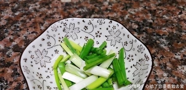 春末遇到此菜别手软,堪称植物“美白丸”,常吃晒黑的皮肤也白了