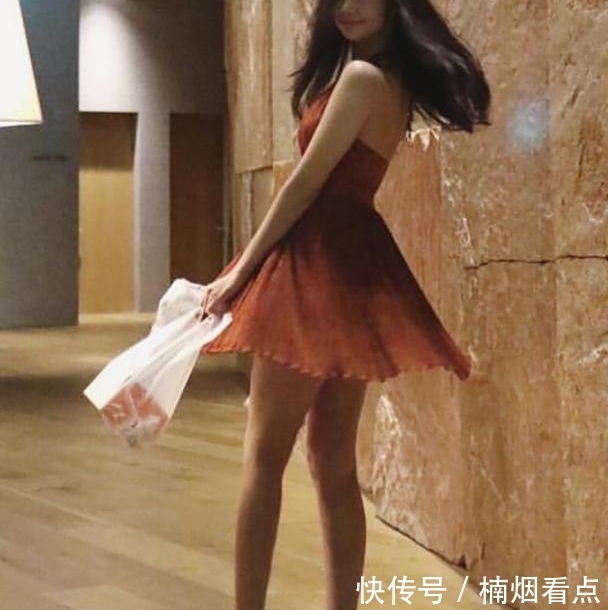 连衣裙:独特的设计,把姣好的身姿包裹在古式的礼服里