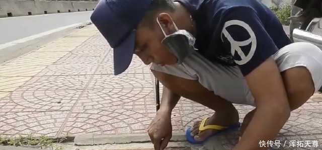 人来人往的街上，打开下水道井口，一会就钓上一桶鱼