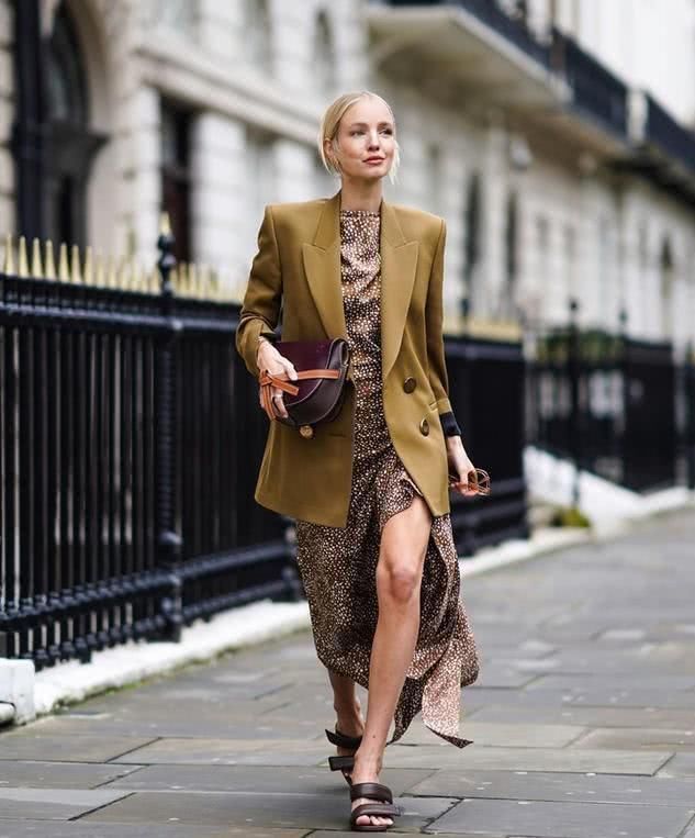 穿着|别总穿一字带凉鞋,今夏流行这些“双带”凉鞋,时髦洋气又舒适