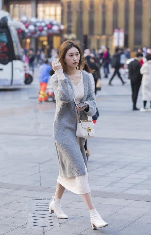 玲珑 粉色的连衣裙,修身显瘦而不失时尚感,塑造出完美的身材