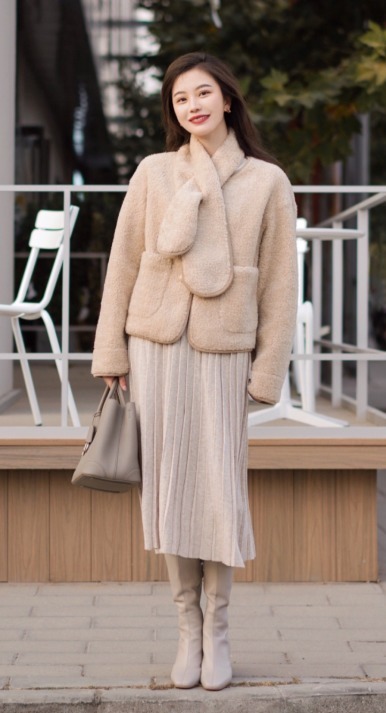 长筒靴|女神博主的穿搭指南,泰迪熊大衣+半身裙高级优雅,气场全开!