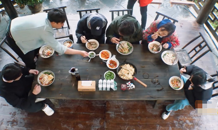 《向往的生活》存在感最低的女星,何炅多次圓場,嘉賓把她當(dāng)空氣