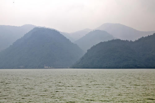 水中有山，山绕水生，水行山中，富春江一幅淡雅的水墨画卷