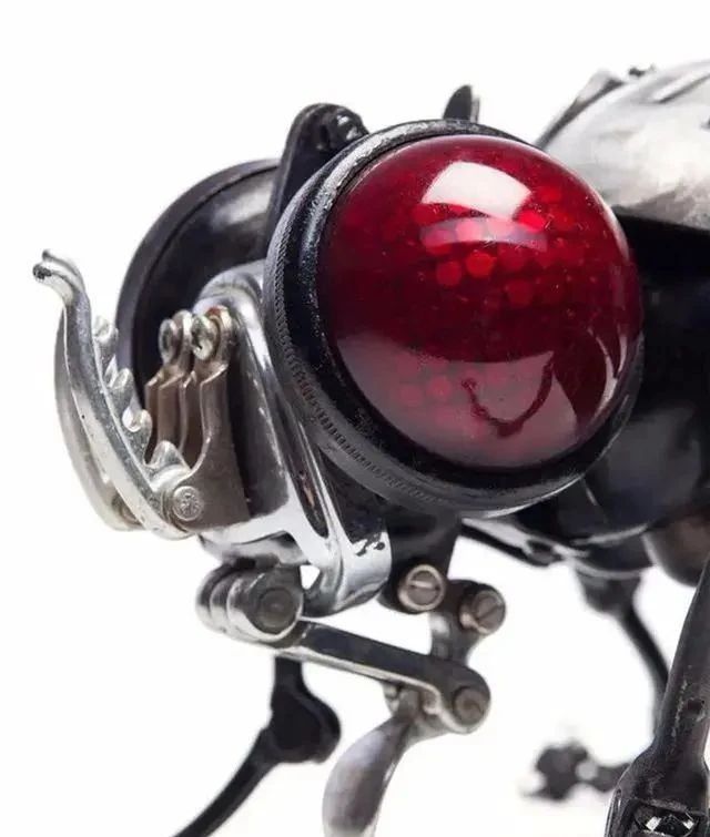 完美|艺术家变废为宝,将各种垃圾收集起来,创作出了完美的艺术品