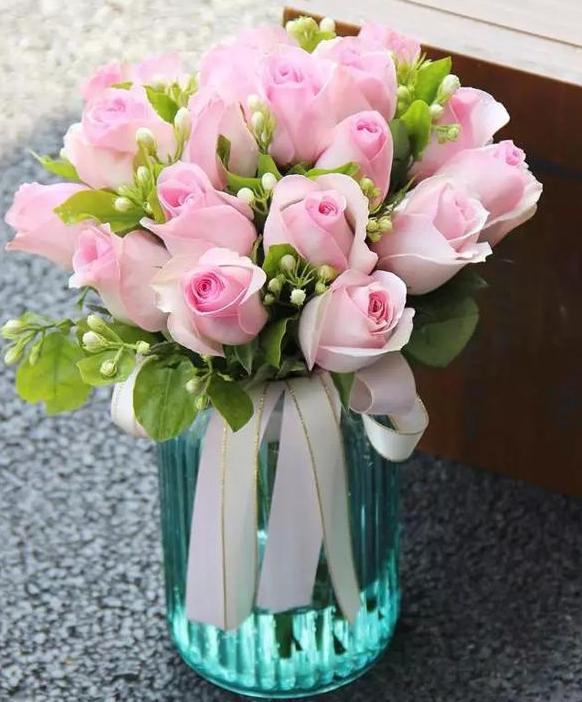 买来玫瑰花插水瓶里,该怎么保鲜、延长花期这些诀窍全告诉你