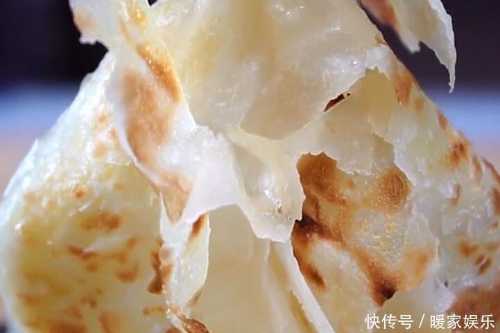 烙饼时,不要傻傻只放油,面点师教你一招,饼柔软起层又筋道