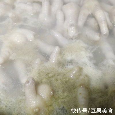 常吃五香卤鸡爪的人普遍比同龄人身体好