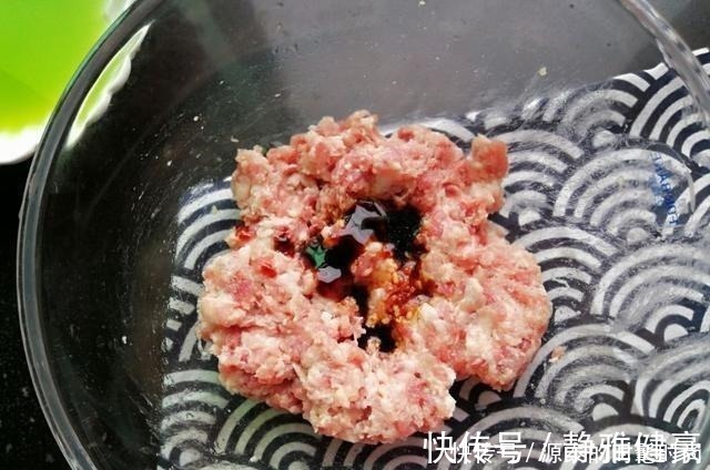调肉馅时，放料酒是大忌。正确方法告诉你，肉馅鲜嫩多汁无腥味