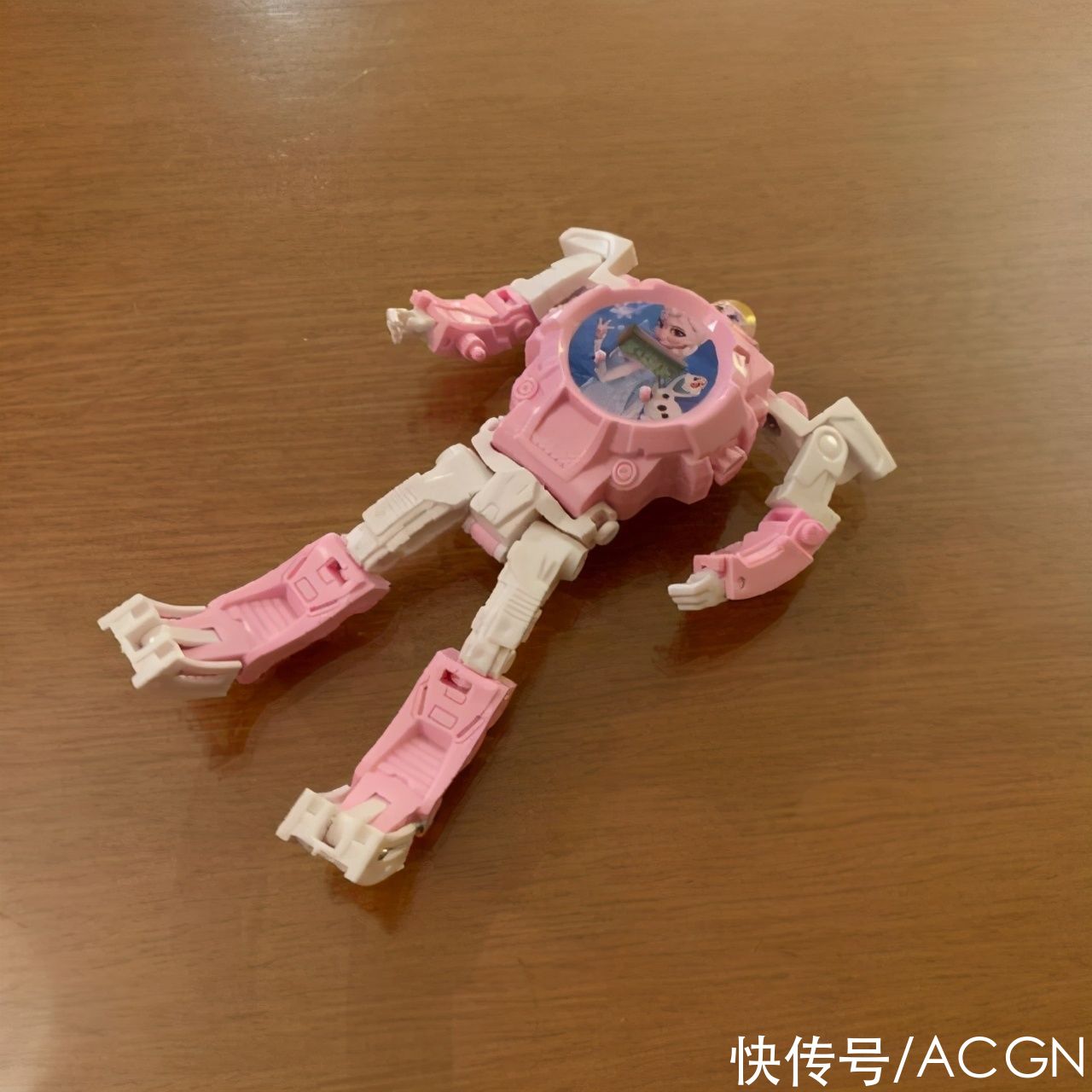 正版|艾莎女王也有奇葩周边？看着跟变形金刚似的，好像还是正版的