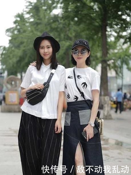 吊带裙|街拍小姐姐身材小巧精致,吊带裙搭配高跟鞋,背影小鸟依人