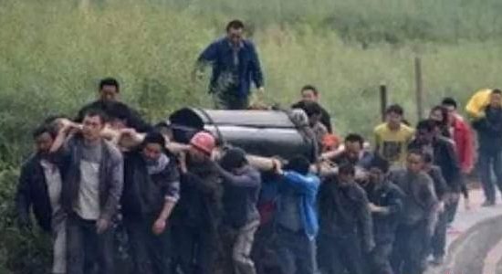  太重|棺材，出殡的时候为什么那么多人抬，并不是因为太重，原因很简单