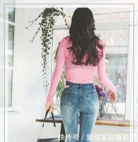 小姐姐紧身牛仔裤穿着优雅,搭配简洁,显得更时尚、更美观