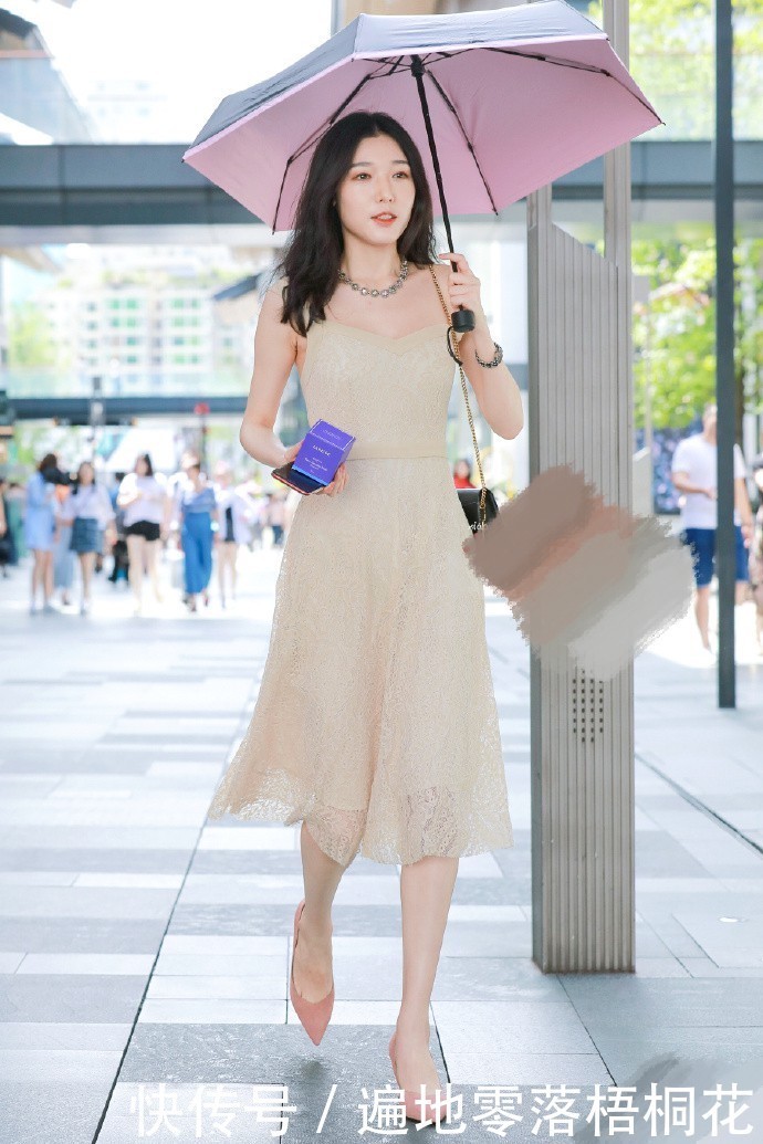 皮肤这么白，还穿白裙子，难怪这么“仙”