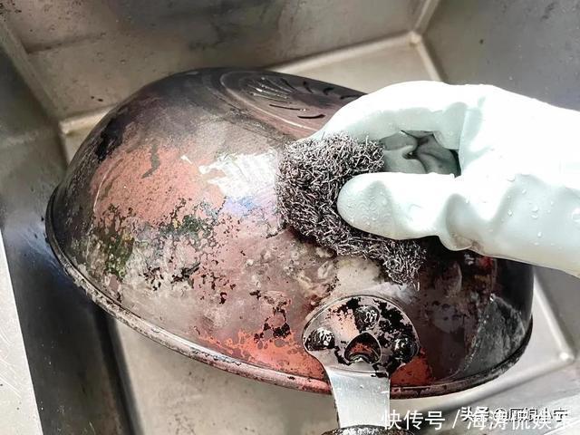 婆婆家锅底油垢太厚,巧媳妇只用1个小妙招,旧锅马上变新锅