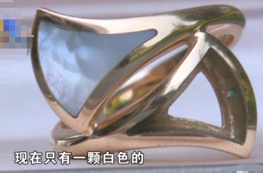 鉴定 两万多买的宝石戒指,不到一个月宝石掉了,商家:是人为磕掉的