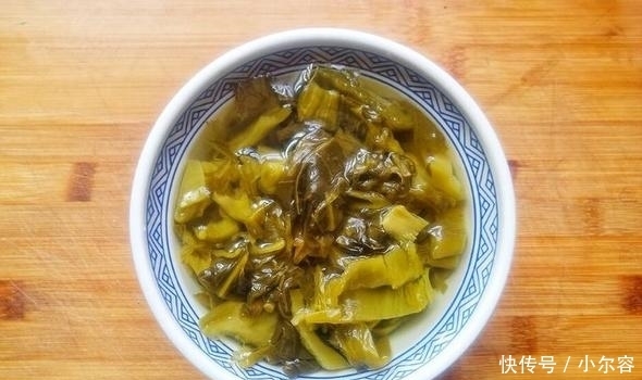 尖辣椒|酸菜鱼极简版做法，去掉鱼皮才不腥，腌15分钟更滑嫩