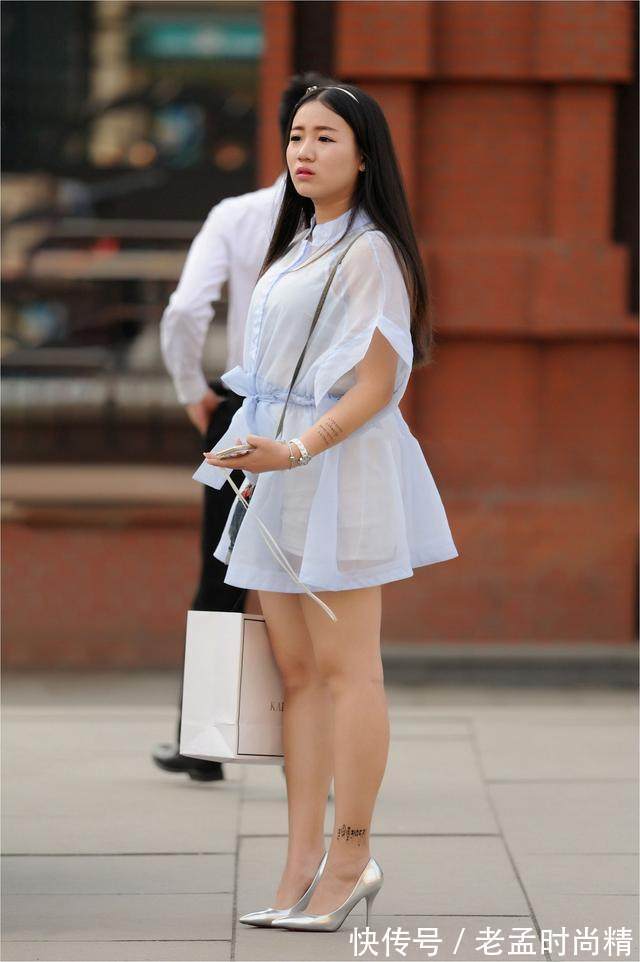 连衣裙 性感丰满街拍:白色连衣裙+银色高跟鞋的美女,衣袂飘飘的小仙女