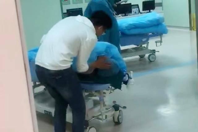 产房|宝妈二胎分娩,产房外只见女儿孤单身影,孩子的话惹人心疼