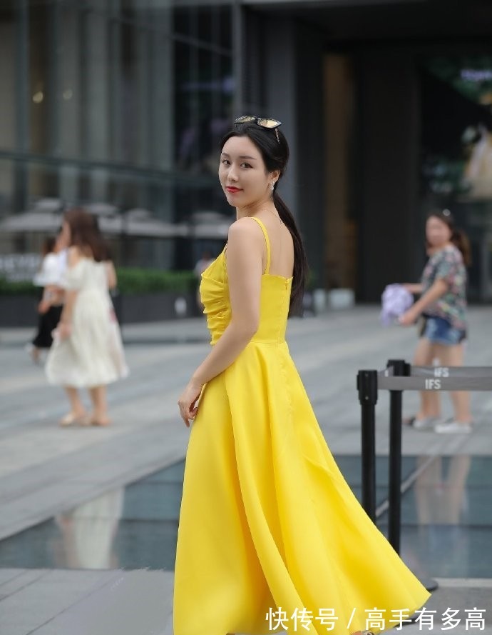 凉高|穿着“珍珠链”凉高,配着长款连衣裙,要多迷人就有多迷人