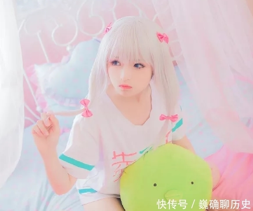 cos|小萝莉Cos和泉纱雾,看到这坐姿,网友:不是专业的学不来