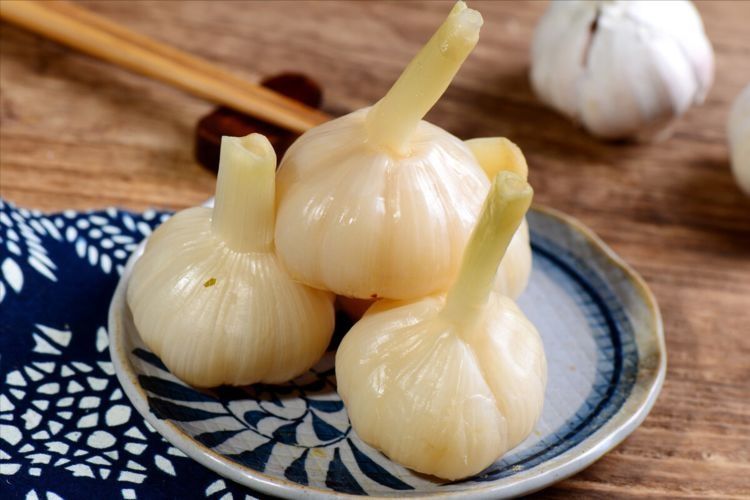 大蒜中倒入雪碧，比超市里的糖蒜还好吃，酸甜脆爽，好吃不腻