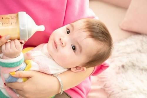 产房外小女孩抱着被子等妈妈，护士劝她回房间，小孩回答让人鼻酸