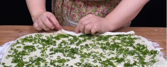 简单的葱油饼做法，当早餐吃很合适，柔软多层喷喷香