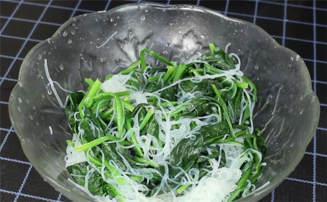菠菜|怪不得饭店的凉拌菠菜那么好吃，原来做法有诀窍，看完学不会找我