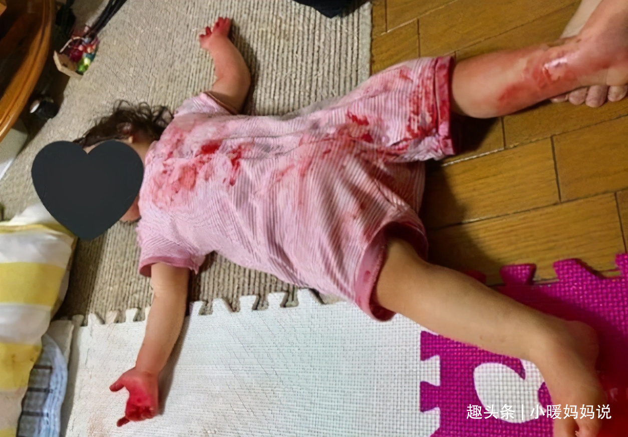 活动范围|妈妈买菜回家,发现女儿满身“血迹”倒地不动,随后拿起了拖鞋