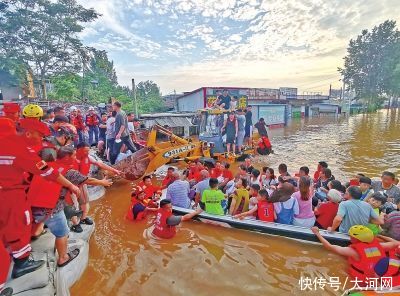 一条龙|独家直击新乡重灾区大块镇 洪水中“一条龙”营救紧张有序