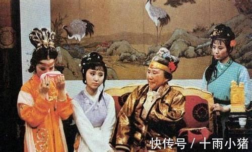 贾母|红楼梦:见到刚到贾府的黛玉后,王熙凤流泪是否是在作秀吗