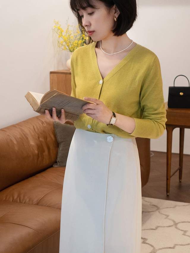 外套|秋季的简约穿搭指南，毛衣外套搭配吊带裙高级时髦，精致大气