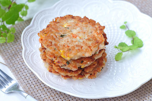 做成好吃的早餐饼,荤素搭配,糯米含有蛋白质,用筷子能挑起就可以了